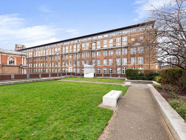 Flat for sale in Plumstead, Greater London