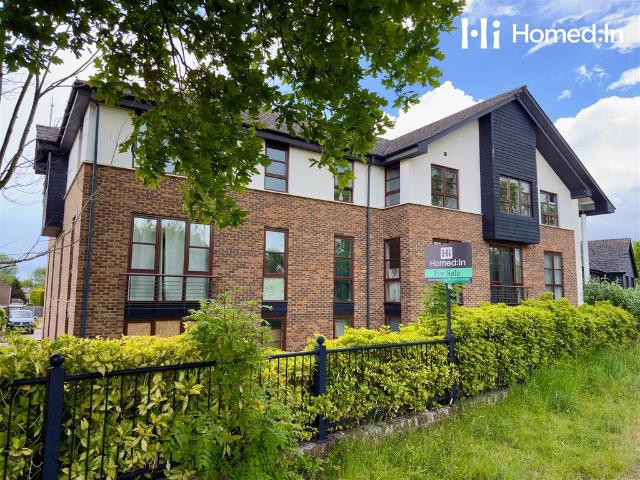 Flat for sale in Horsham, West Sussex