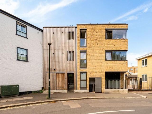 Flat for sale in Hampton Wick, Greater London