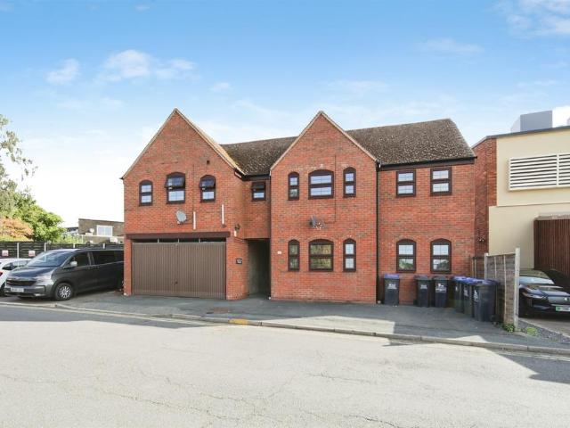 Flat for sale in Abbey End, Green Close
