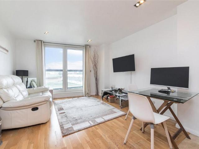 Flat for sale in Isle Of Dogs, Greater London