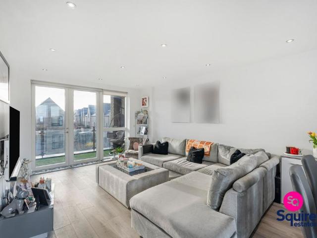 Flat for sale in West Finchley, Greater London