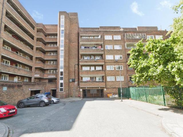 Flat for sale in Shooters Hill, Greater London