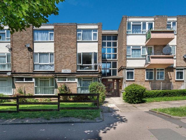 Flat for sale in Highams Park, Greater London