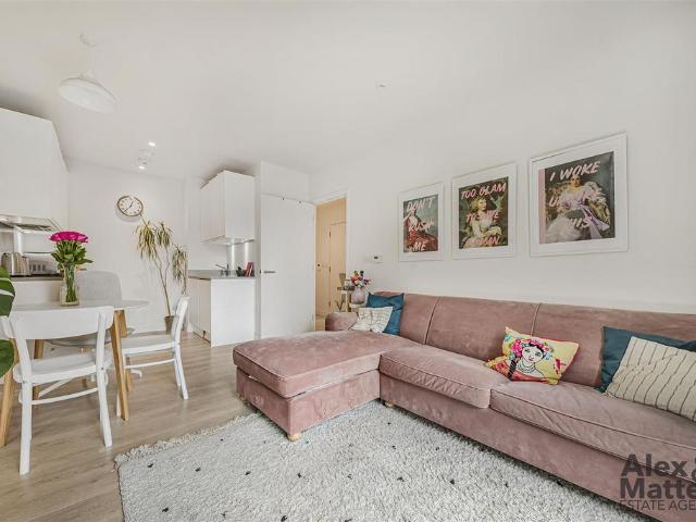 Flat for sale in Bermondsey, Greater London