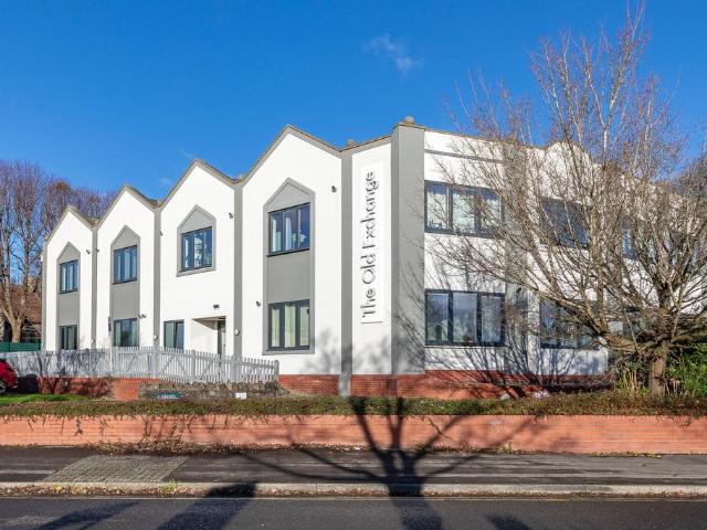Flat for sale in Kingswood
