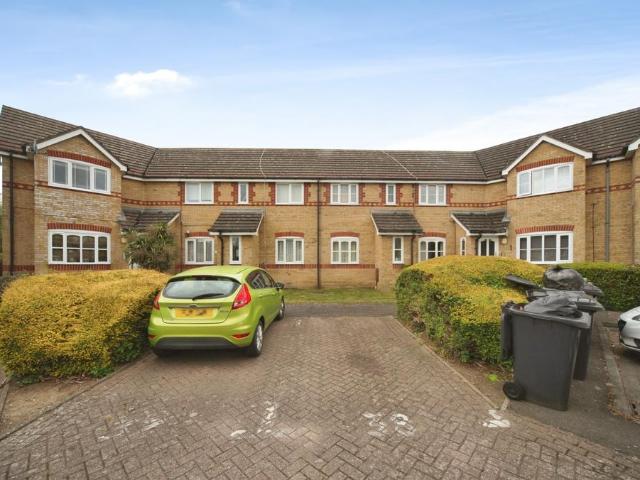 Flat for sale in Spring Park, Luton