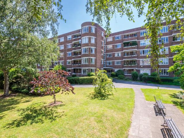Flat for sale in Camberwell, Greater London