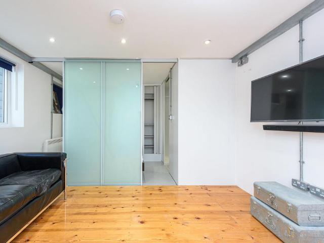 Flat for sale in The Hale, Mill Hill