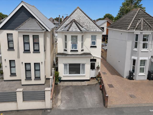 Flat for sale in Pokesdown, Bournemouth