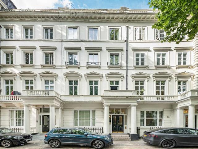 Flat for sale in Paddington, Greater London