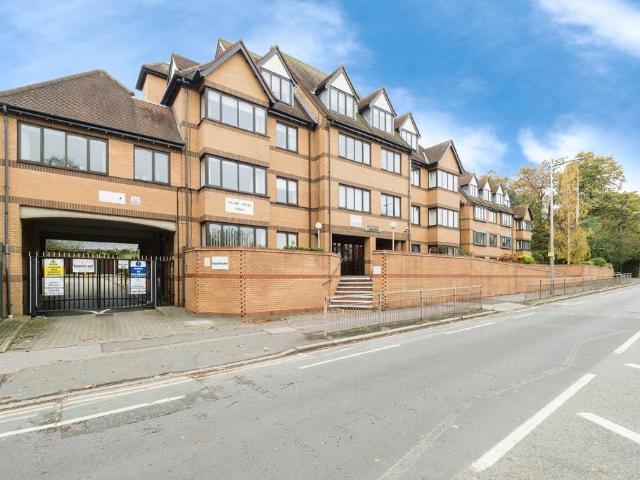 Flat for sale in South Woodford, Greater London