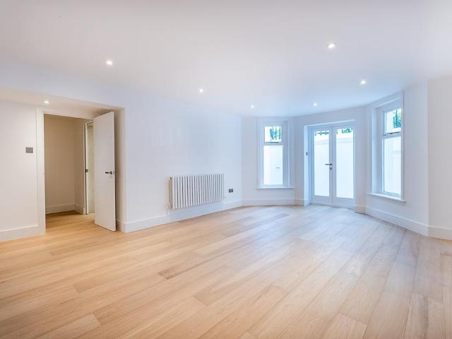 Flat for sale in Notting Hill, Greater London