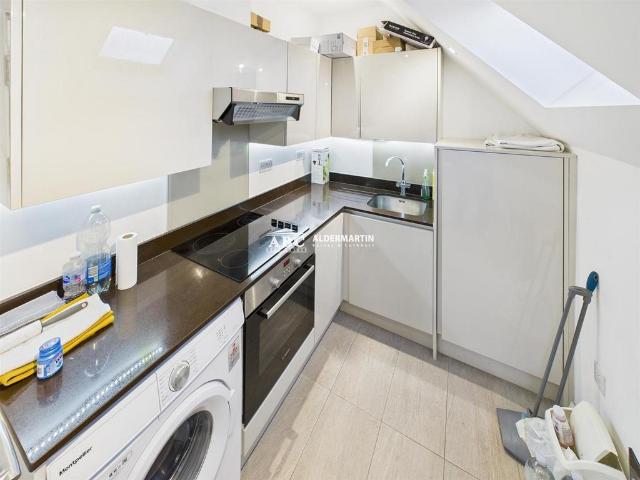 Flat for sale in New Malden, Greater London