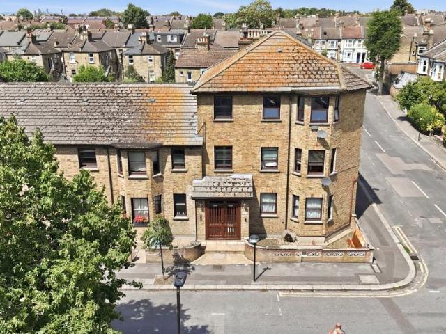 Flat for sale in Leytonstone, Greater London