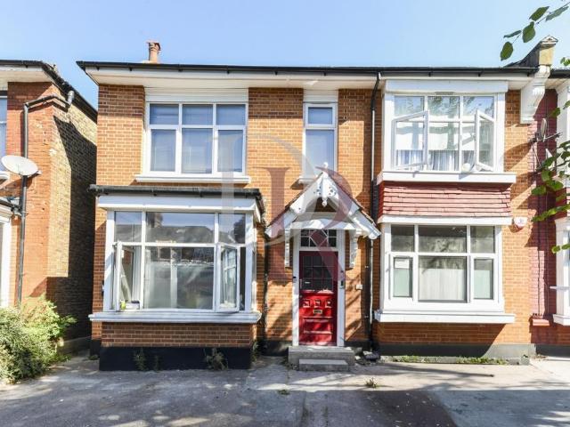 Flat for sale in Palmers Green, Greater London