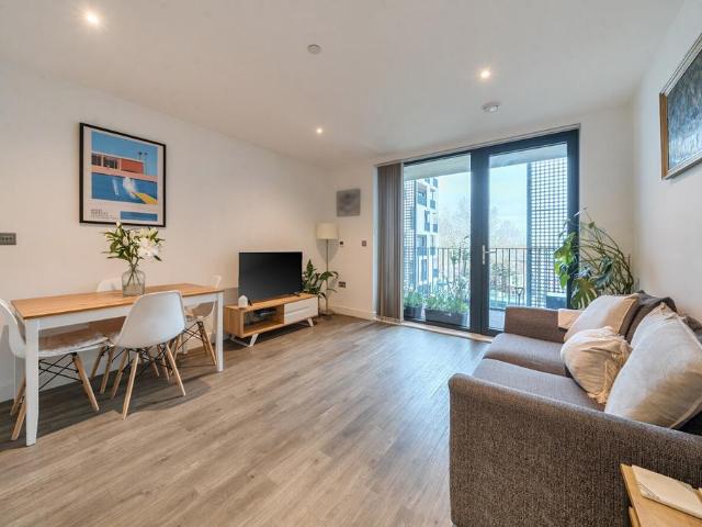 Flat for sale in London Borough of Hounslow, Strand
