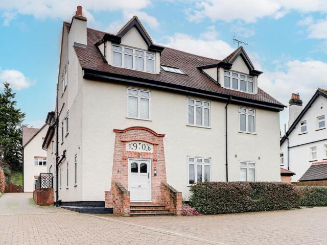 Flat for sale in Hatching Green, Five Acres