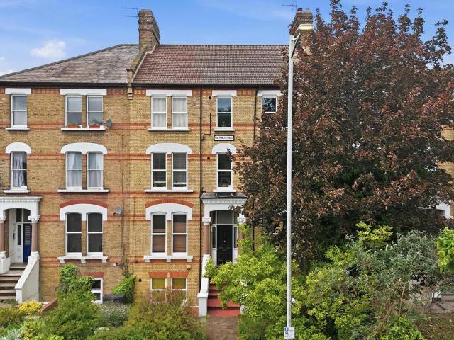 Flat for sale in Snaresbrook, Greater London