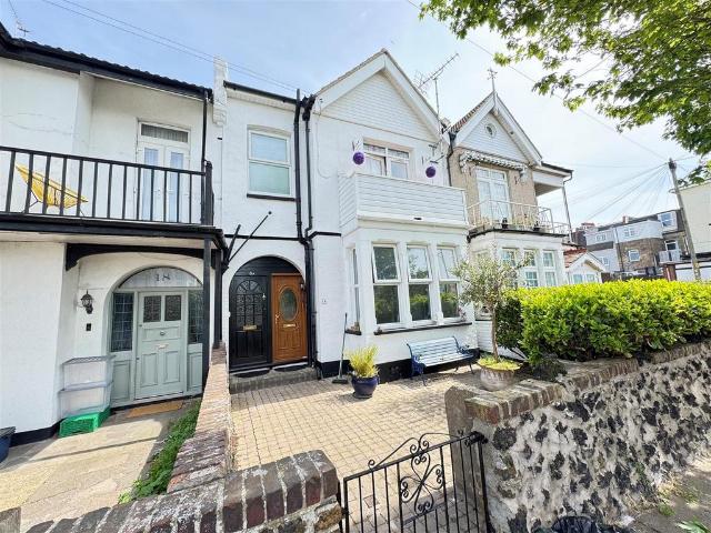 Flat for sale in Alton Barnes, Essex