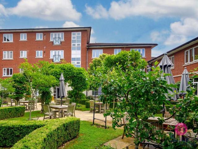 Flat for sale in West Finchley, Greater London