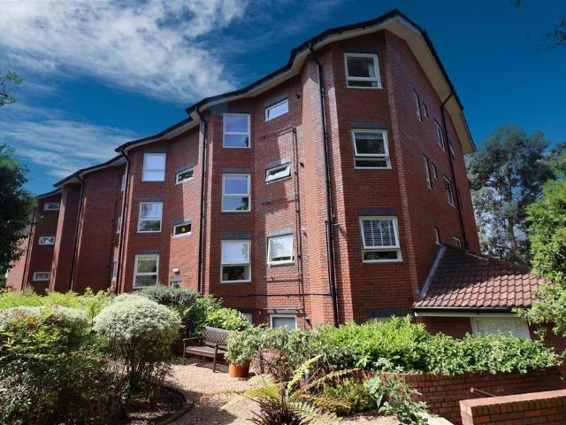 Flat for sale in Golders Green, Greater London