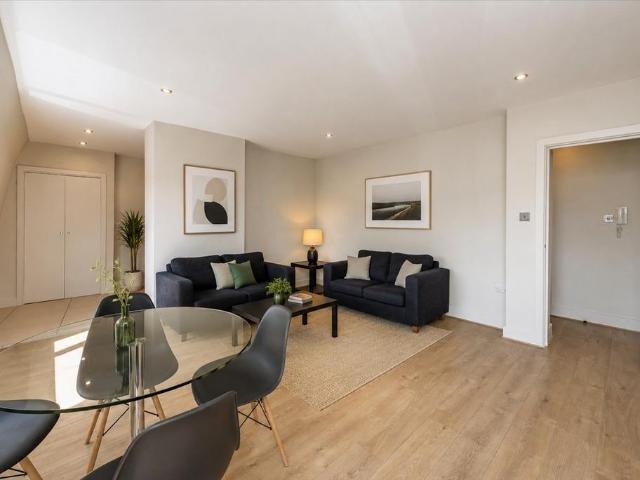 Flat for sale in Hammersmith, Greater London