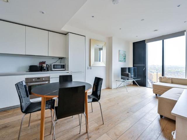 Flat for sale in Elephant and Castle, Greater London