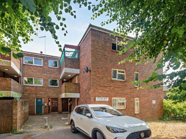 Flat for sale in London Borough of Ealing, Greenford