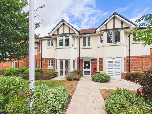 Flat for sale in London Borough of Croydon, Selsdon