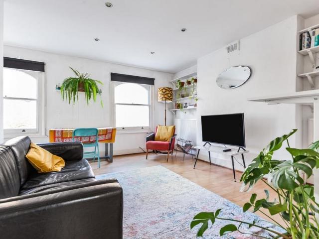 Flat for sale in Clapham Junction, Greater London