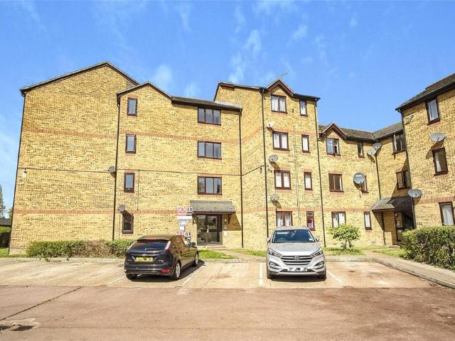 Flat for sale in Grays, Essex