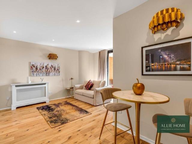 Flat for sale in South Kensington, Greater London