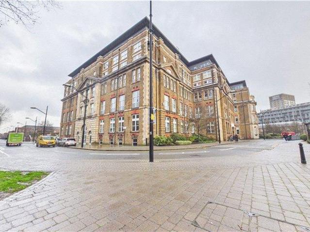 Flat for sale in Plumstead, Greater London
