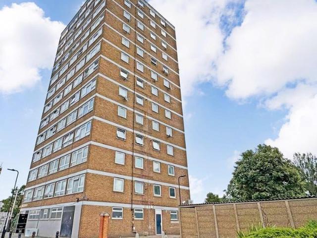 Flat for sale in London Borough of Ealing, Greenford