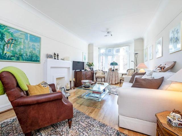 Flat for sale in Fulham, Greater London
