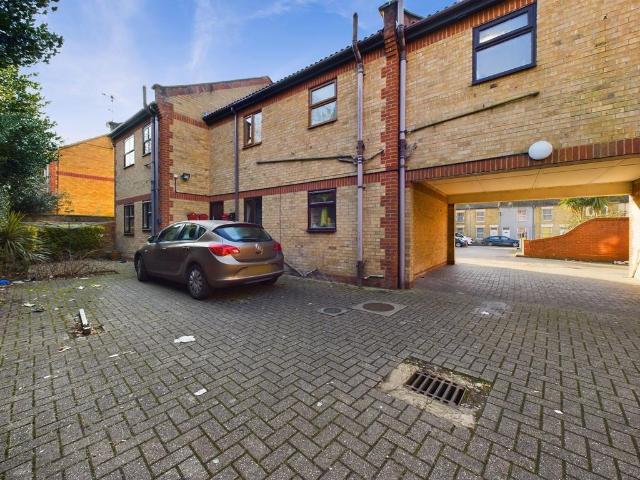 Flat for sale in Eastgate, Peterborough