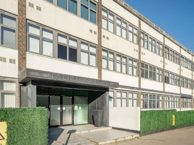 Flat for sale in Lane, Greater London