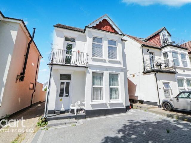 Flat for sale in Alton Barnes, Essex