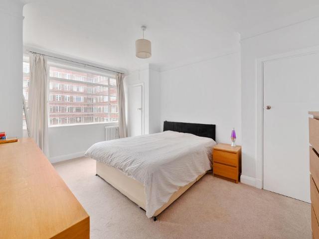 Flat for sale in Balham, Greater London