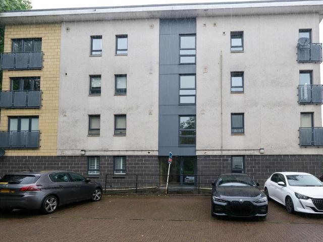 Flat for sale in Gartcosh, Scotland