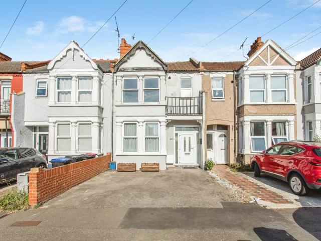 Flat for sale in Kursaal Estate, Alton Barnes