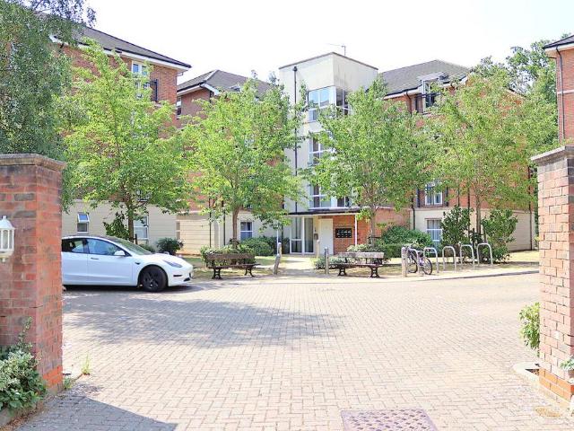 Flat for sale in Farnborough, Hampshire