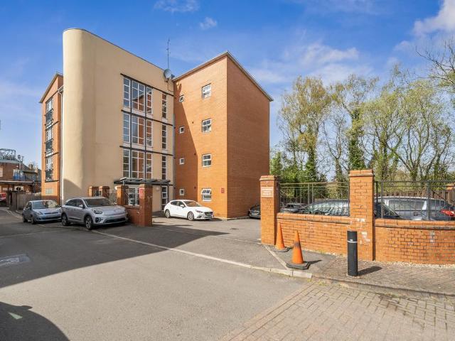 Flat for sale in Beaconsfield, Knotty Green