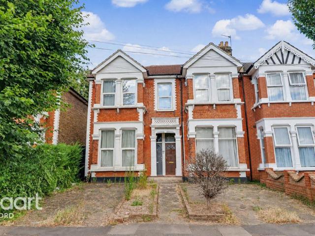 Flat for sale in Gants Hill, Greater London