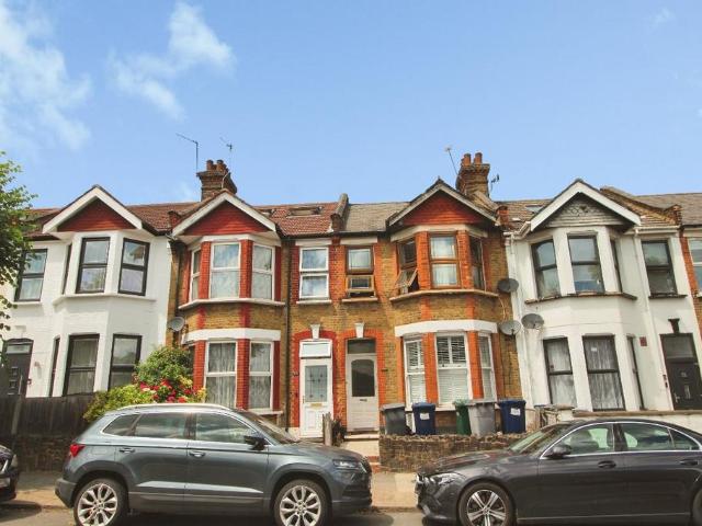 Flat for sale in Finchley, Greater London
