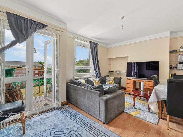 Flat for sale in Tulse Hill, Greater London