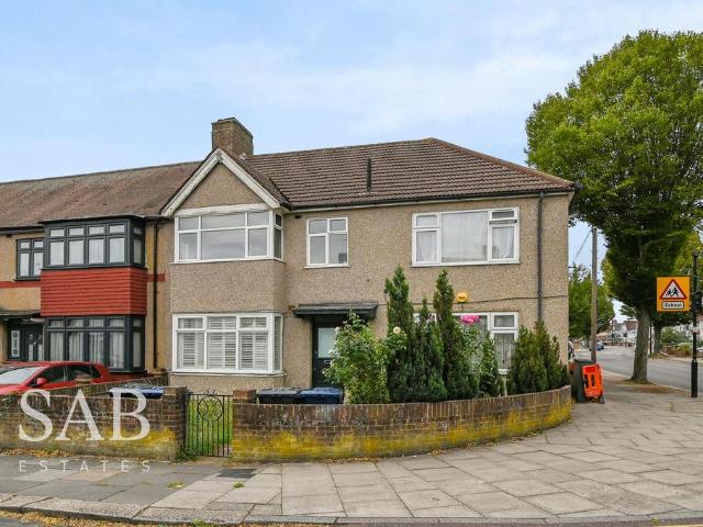 Flat for sale in London Borough of Ealing, Greater London