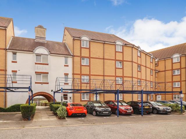 Flat for sale in Grays, Essex