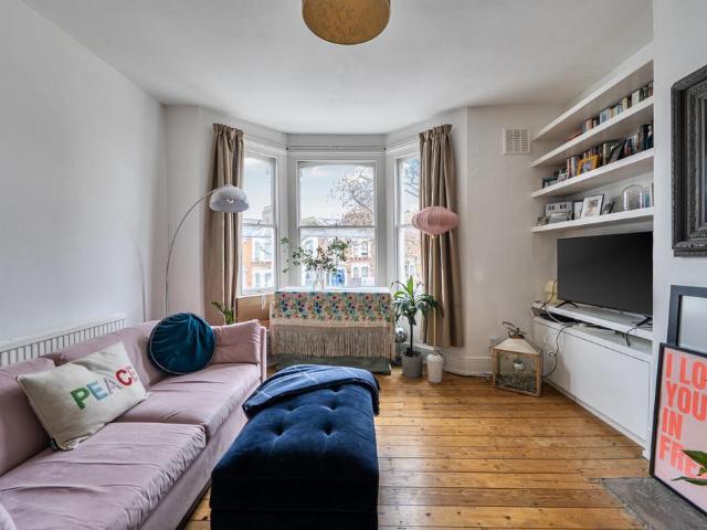 Flat for sale in Nunhead, Greater London